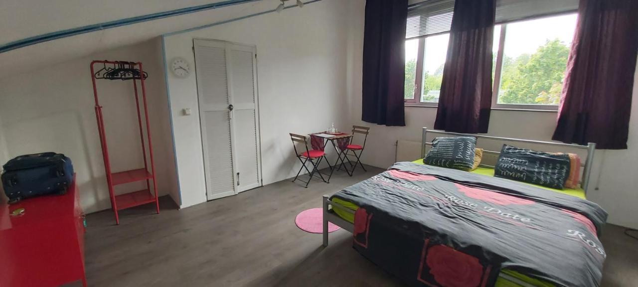 Spacious Room With Free Parking アルメール エクステリア 写真